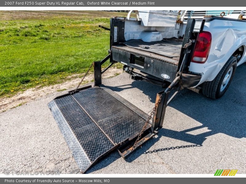 Oxford White Clearcoat / Medium Flint 2007 Ford F250 Super Duty XL Regular Cab