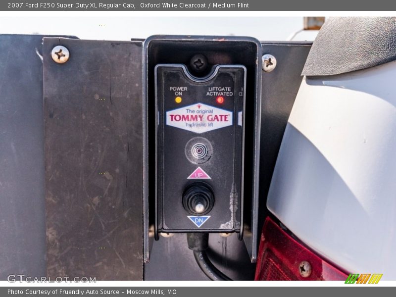 Oxford White Clearcoat / Medium Flint 2007 Ford F250 Super Duty XL Regular Cab