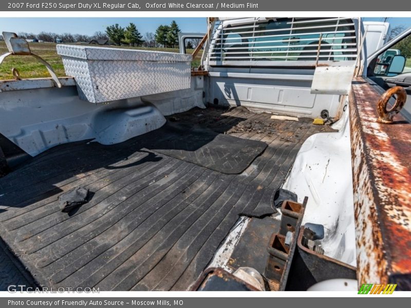 Oxford White Clearcoat / Medium Flint 2007 Ford F250 Super Duty XL Regular Cab