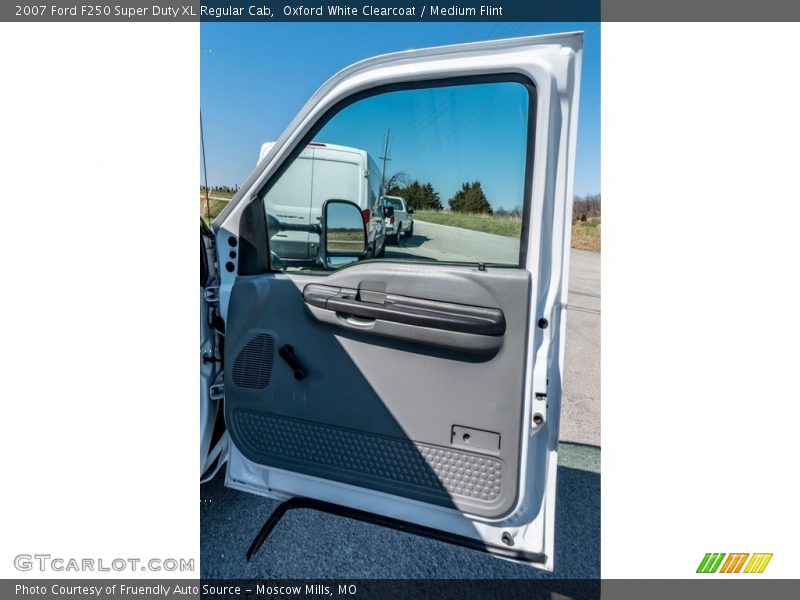 Oxford White Clearcoat / Medium Flint 2007 Ford F250 Super Duty XL Regular Cab