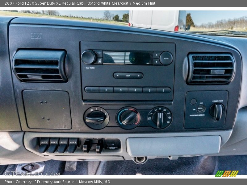Oxford White Clearcoat / Medium Flint 2007 Ford F250 Super Duty XL Regular Cab