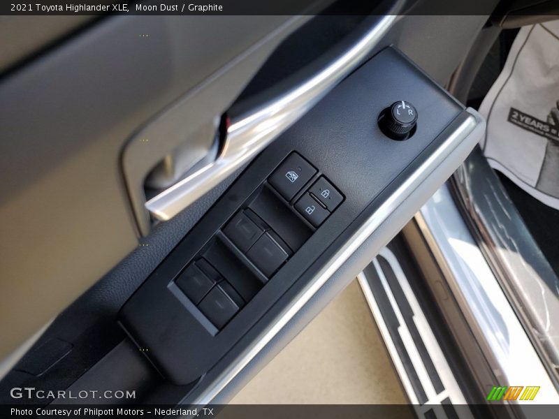 Moon Dust / Graphite 2021 Toyota Highlander XLE