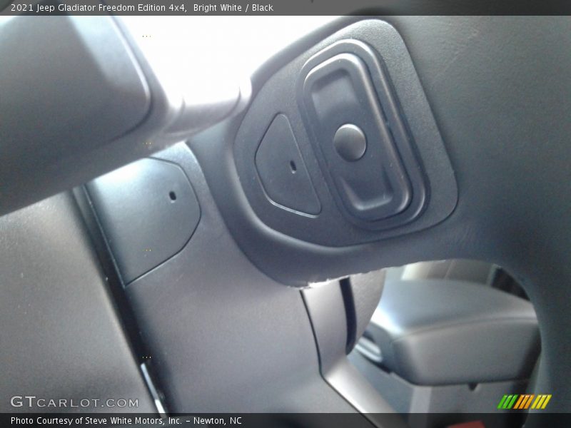 Bright White / Black 2021 Jeep Gladiator Freedom Edition 4x4
