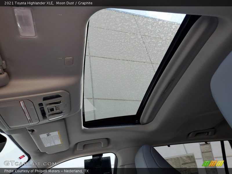 Moon Dust / Graphite 2021 Toyota Highlander XLE