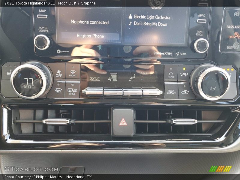 Moon Dust / Graphite 2021 Toyota Highlander XLE