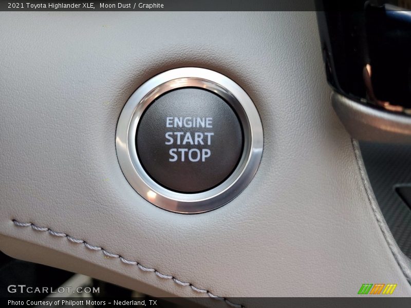 Moon Dust / Graphite 2021 Toyota Highlander XLE