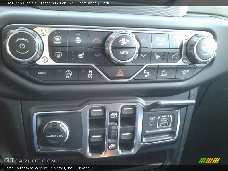 Bright White / Black 2021 Jeep Gladiator Freedom Edition 4x4