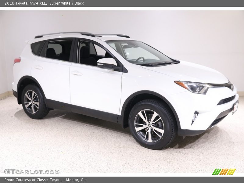 Super White / Black 2018 Toyota RAV4 XLE