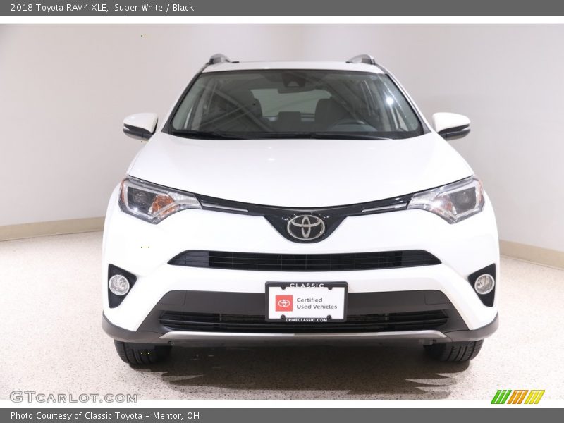Super White / Black 2018 Toyota RAV4 XLE