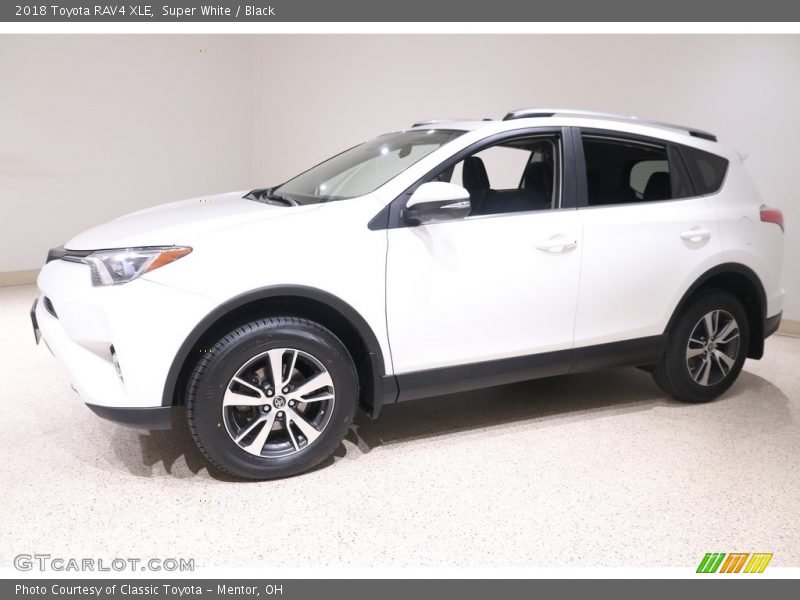 Super White / Black 2018 Toyota RAV4 XLE