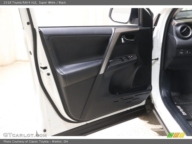 Super White / Black 2018 Toyota RAV4 XLE