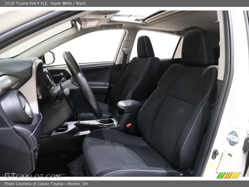 Super White / Black 2018 Toyota RAV4 XLE