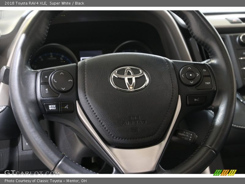 Super White / Black 2018 Toyota RAV4 XLE