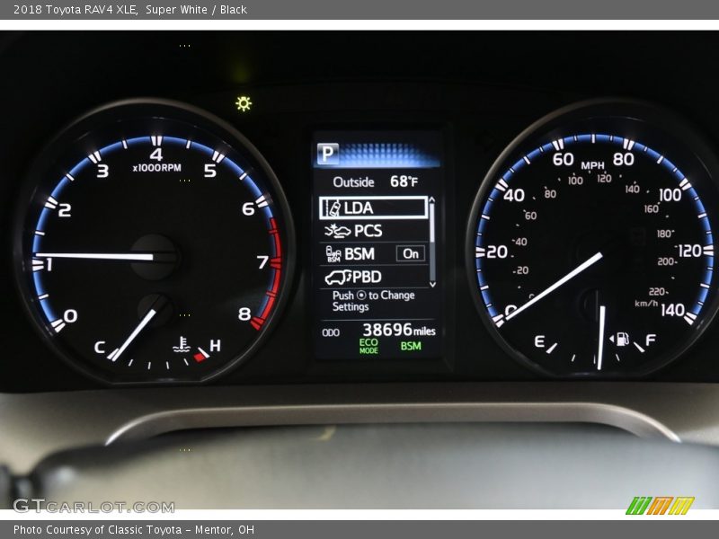 Super White / Black 2018 Toyota RAV4 XLE