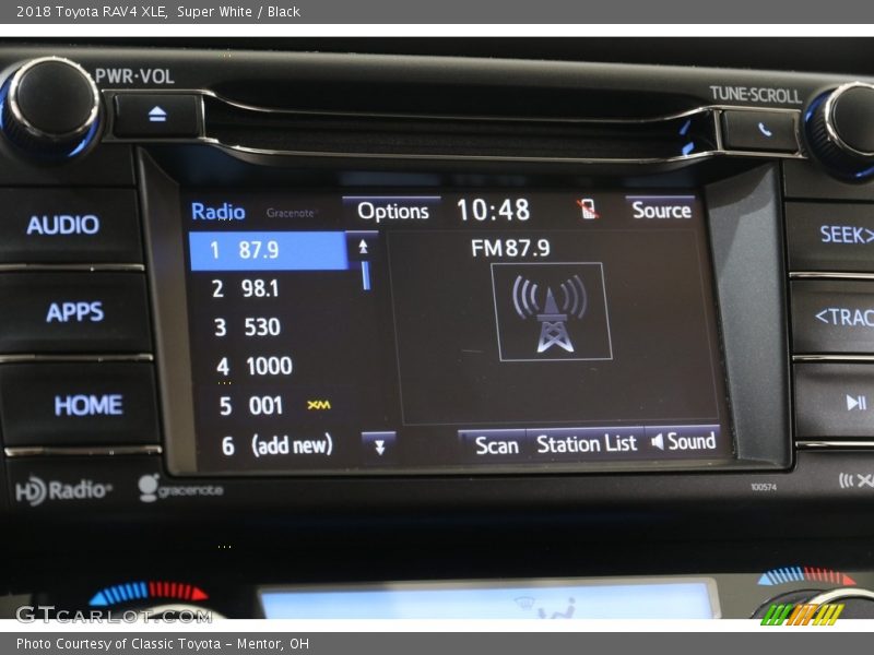 Super White / Black 2018 Toyota RAV4 XLE