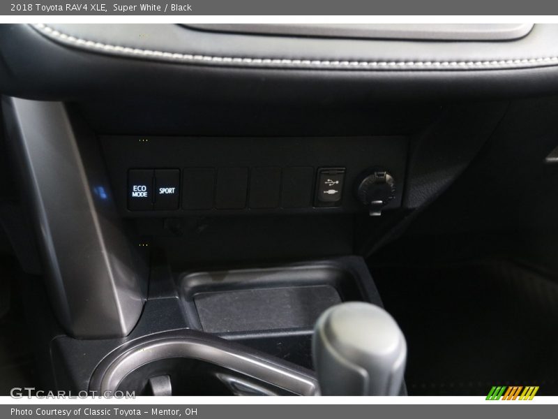 Super White / Black 2018 Toyota RAV4 XLE