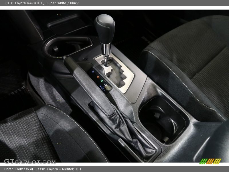 Super White / Black 2018 Toyota RAV4 XLE