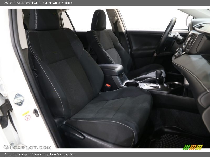 Super White / Black 2018 Toyota RAV4 XLE