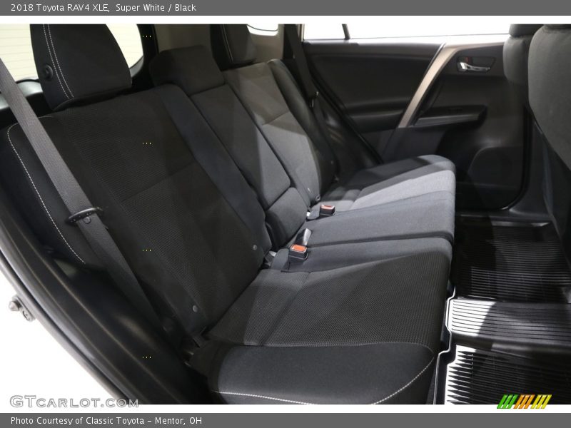 Super White / Black 2018 Toyota RAV4 XLE