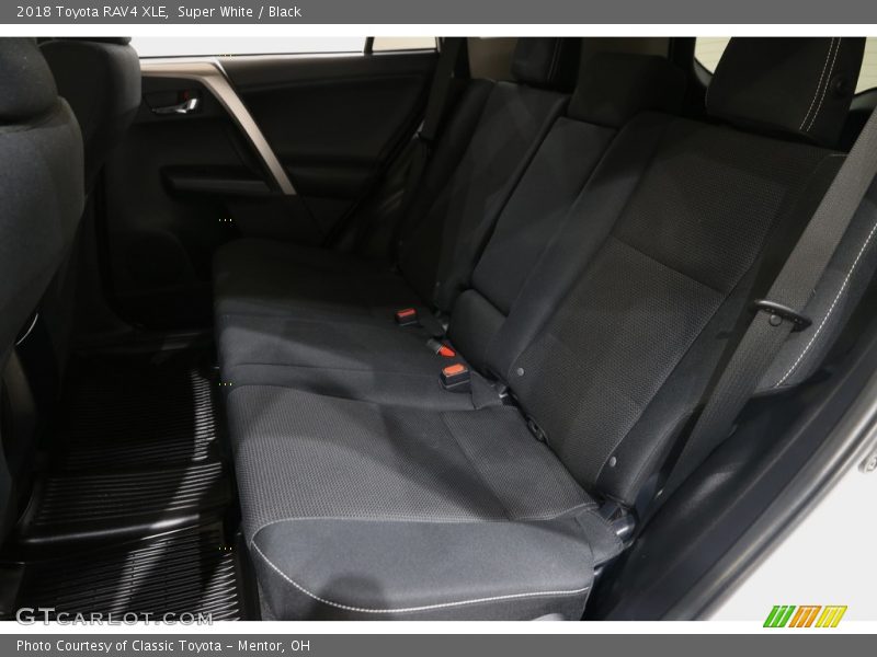 Super White / Black 2018 Toyota RAV4 XLE
