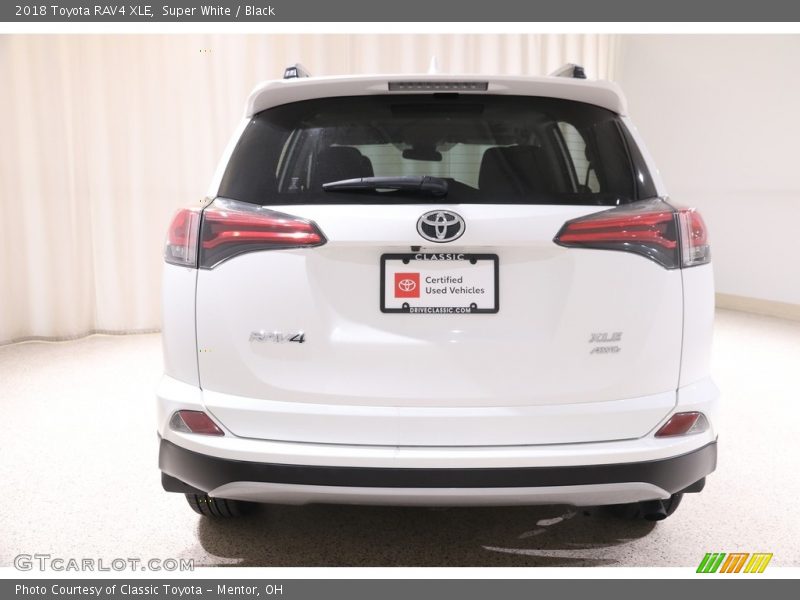 Super White / Black 2018 Toyota RAV4 XLE