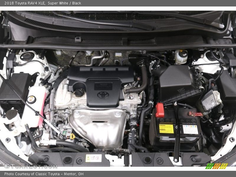 Super White / Black 2018 Toyota RAV4 XLE