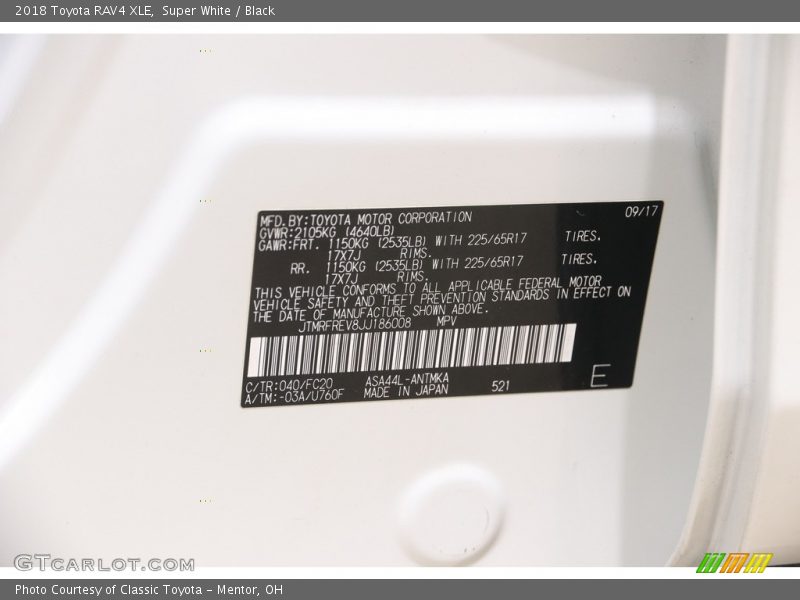 Super White / Black 2018 Toyota RAV4 XLE