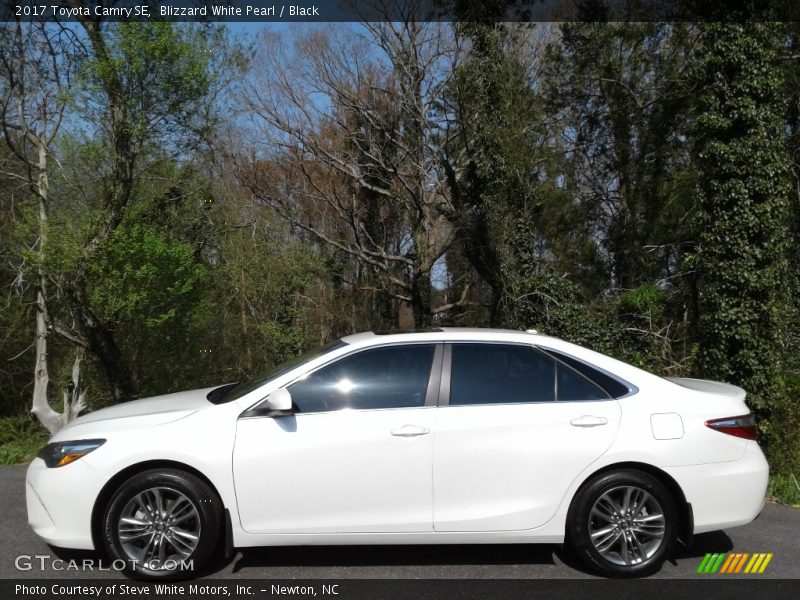 Blizzard White Pearl / Black 2017 Toyota Camry SE