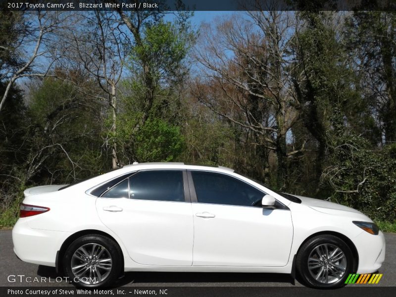 Blizzard White Pearl / Black 2017 Toyota Camry SE