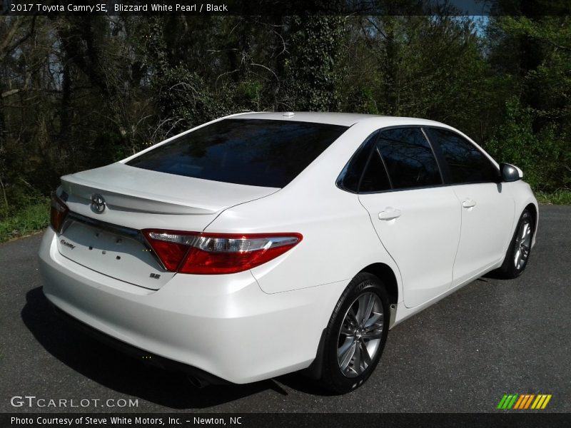 Blizzard White Pearl / Black 2017 Toyota Camry SE