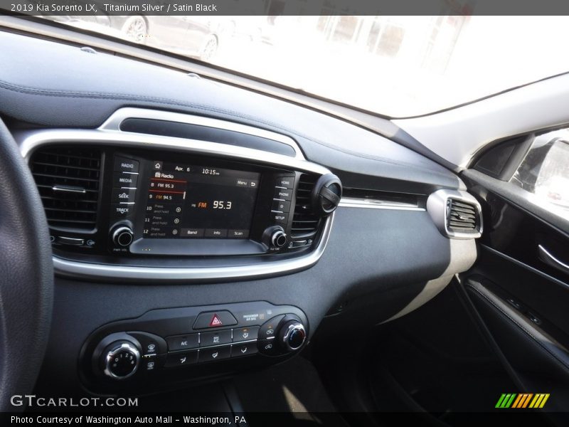Titanium Silver / Satin Black 2019 Kia Sorento LX