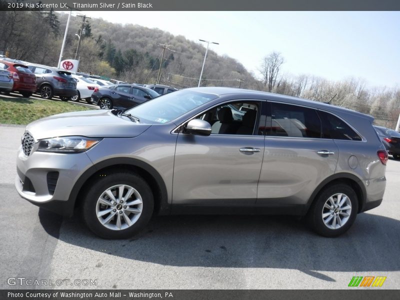 Titanium Silver / Satin Black 2019 Kia Sorento LX