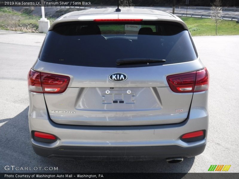 Titanium Silver / Satin Black 2019 Kia Sorento LX