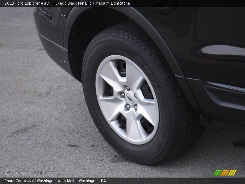 Tuxedo Black Metallic / Medium Light Stone 2013 Ford Explorer 4WD