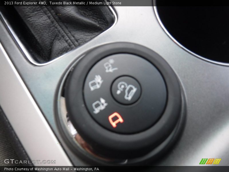 Tuxedo Black Metallic / Medium Light Stone 2013 Ford Explorer 4WD