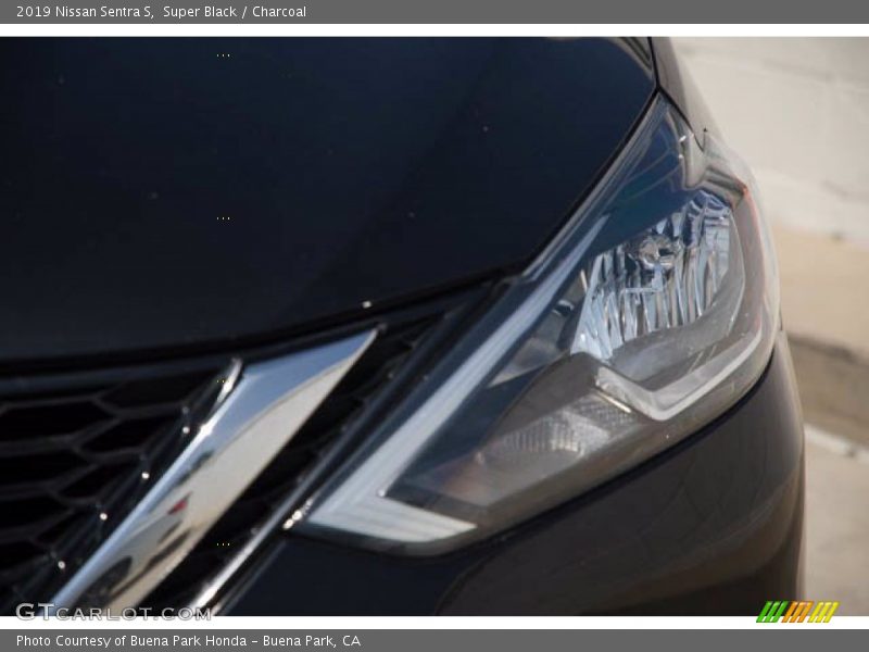 Super Black / Charcoal 2019 Nissan Sentra S