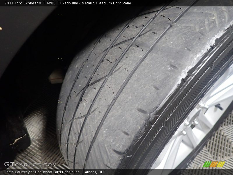 Tuxedo Black Metallic / Medium Light Stone 2011 Ford Explorer XLT 4WD