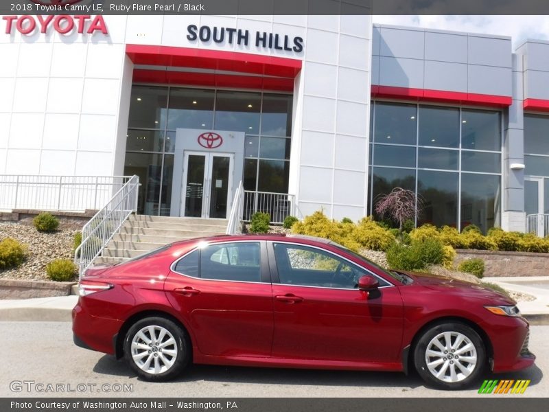Ruby Flare Pearl / Black 2018 Toyota Camry LE