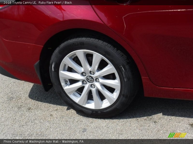 Ruby Flare Pearl / Black 2018 Toyota Camry LE