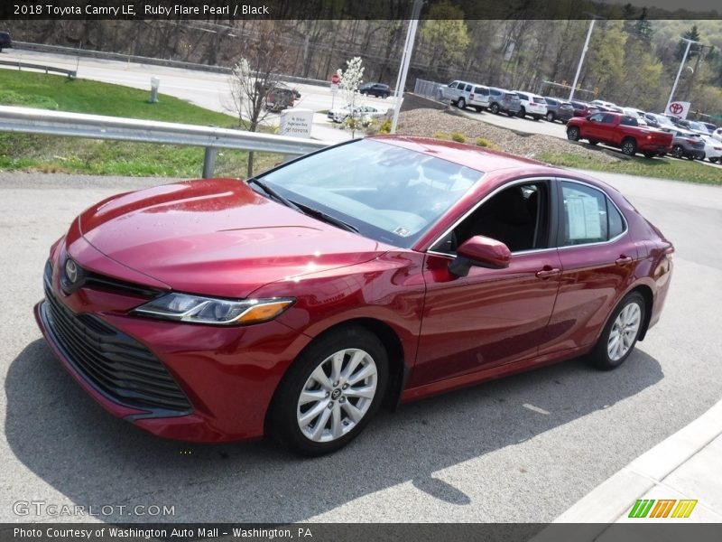 Ruby Flare Pearl / Black 2018 Toyota Camry LE