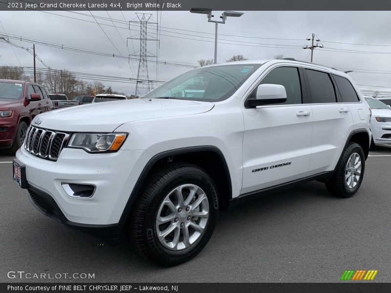 Bright White / Black 2021 Jeep Grand Cherokee Laredo 4x4
