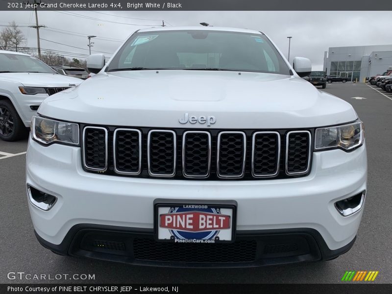 Bright White / Black 2021 Jeep Grand Cherokee Laredo 4x4