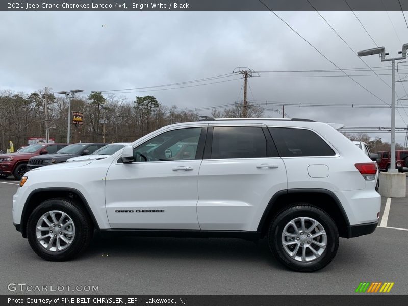 Bright White / Black 2021 Jeep Grand Cherokee Laredo 4x4
