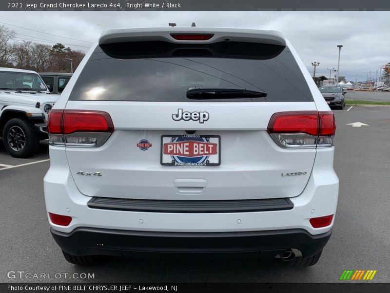 Bright White / Black 2021 Jeep Grand Cherokee Laredo 4x4