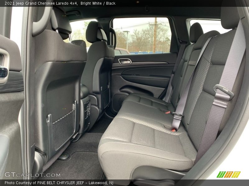 Bright White / Black 2021 Jeep Grand Cherokee Laredo 4x4