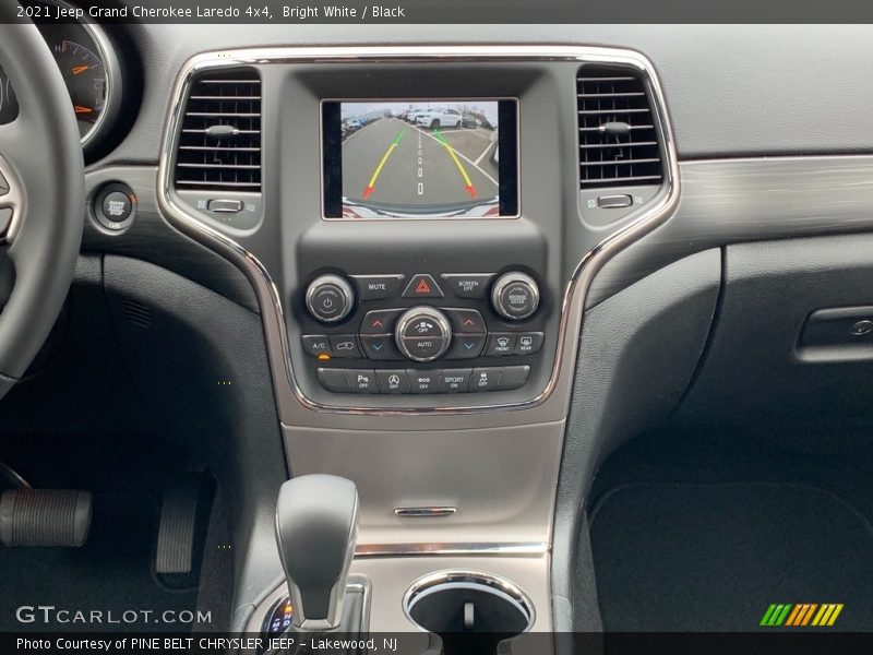 Bright White / Black 2021 Jeep Grand Cherokee Laredo 4x4