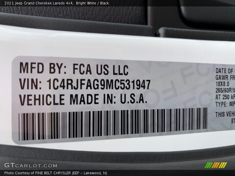 Bright White / Black 2021 Jeep Grand Cherokee Laredo 4x4