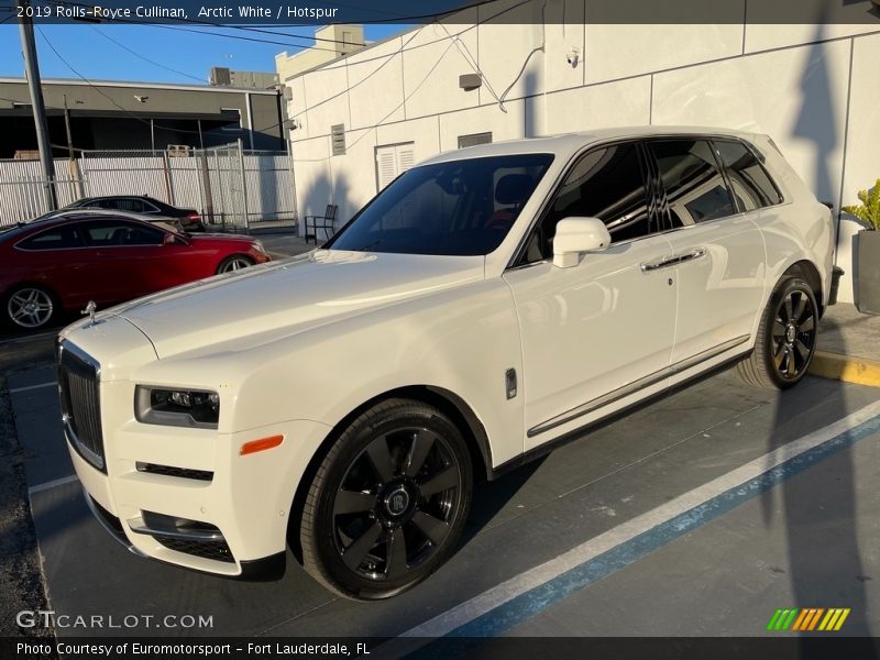 Front 3/4 View of 2019 Cullinan 