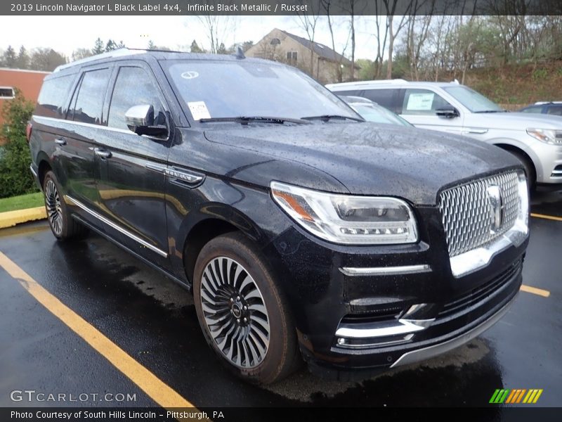 Front 3/4 View of 2019 Navigator L Black Label 4x4