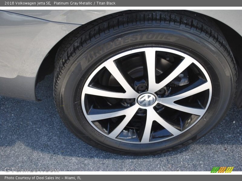 Platinum Gray Metallic / Titan Black 2018 Volkswagen Jetta SE